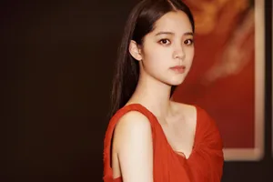 欧阳娜娜红裙优雅写真图片_4