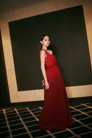 欧阳娜娜红裙优雅写真图片_7