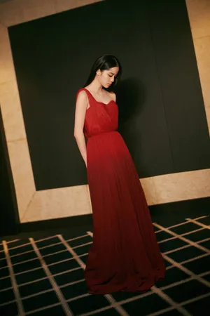 欧阳娜娜红裙优雅写真图片_8