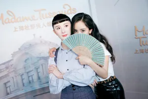 杨幂杜莎夫人蜡像馆性感图片_1