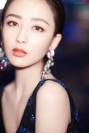 佟丽娅优雅干练活动图片
