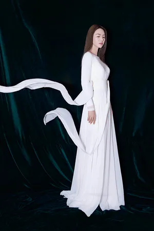 谭维维白色长裙冷艳性感写真图片