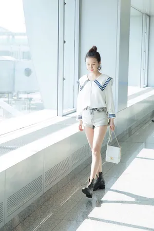 郑合惠子俏皮可爱机场照图片