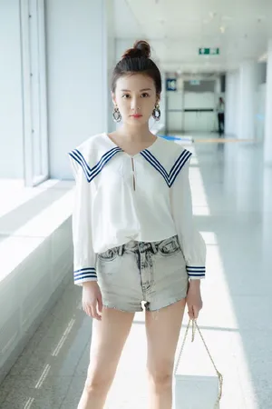 郑合惠子俏皮可爱机场照图片