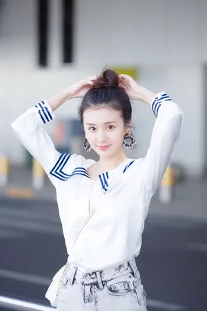 郑合惠子俏皮可爱机场照图片_2