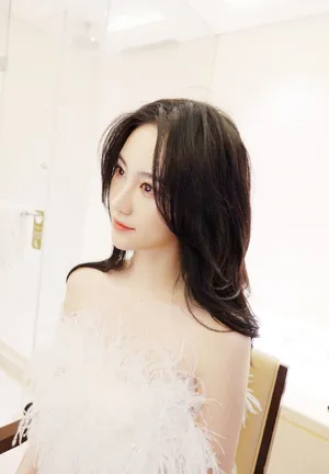 刘丁菡裹胸礼服性感活动照图片_3