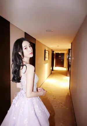 刘丁菡裹胸礼服性感活动照图片_10