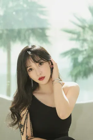 柳岩优雅性感养眼写真图片_3