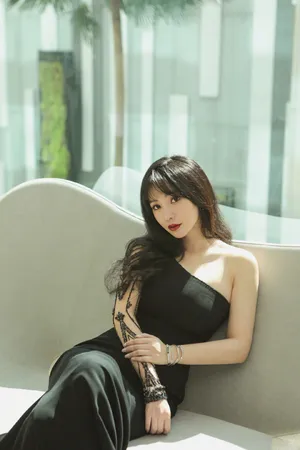 柳岩优雅性感养眼写真图片_8