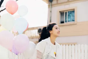 马梦唯清新俏皮街拍图片
