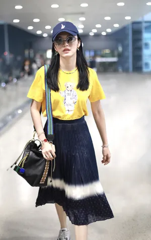 姚晨机场随性街拍图片