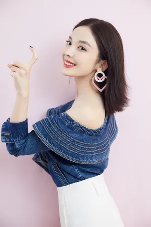 古力娜扎粉嫩俏皮写真图片