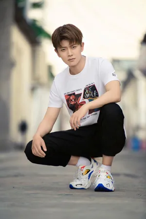 任嘉伦休闲帅气街拍图片