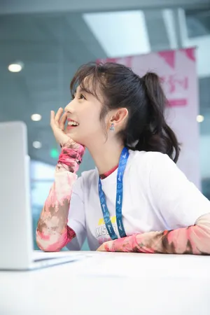 邢菲清新俏皮活动图片_5