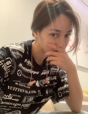 迪丽热巴素颜帅气自拍照图片