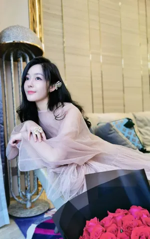 汤晶媚粉裙甜美写真图片_3