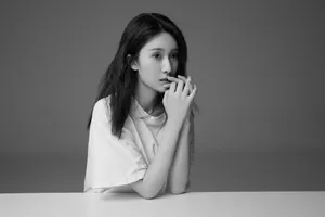 王子璇灵动黑白写真图片