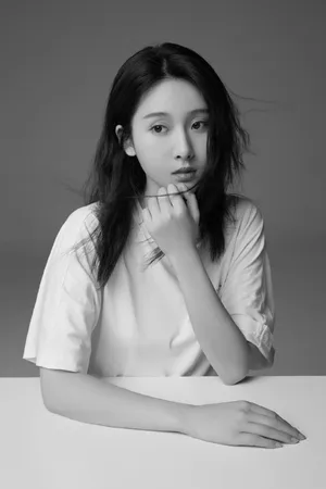 王子璇灵动黑白写真图片