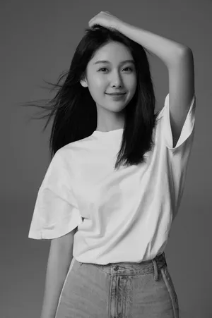 王子璇灵动黑白写真图片_2