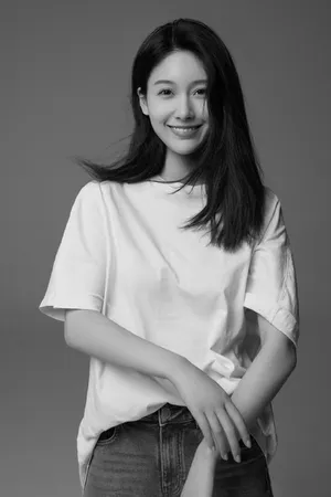 王子璇灵动黑白写真图片_3