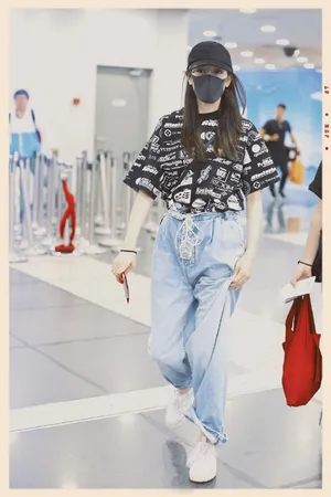 迪丽热巴俏皮机场私服图片_1
