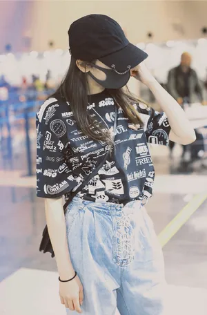 迪丽热巴俏皮机场私服图片_2
