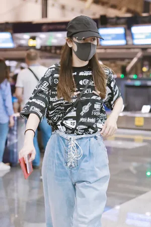 迪丽热巴俏皮机场私服图片_3