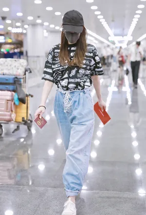 迪丽热巴俏皮机场私服图片_5