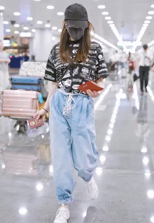 迪丽热巴俏皮机场私服图片_6