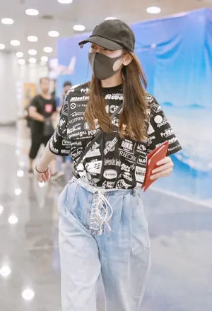 迪丽热巴俏皮机场私服图片_7