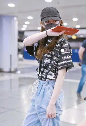迪丽热巴俏皮机场私服图片_8
