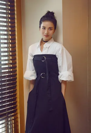 彭杨甜美知性写真图片