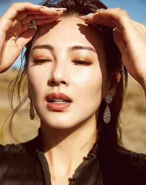 张雨绮湿发性感海边写真图片_5