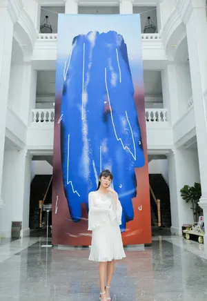 孙雅丽白色连衣裙甜美活动照图片