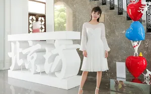 孙雅丽白色连衣裙甜美活动照图片_2
