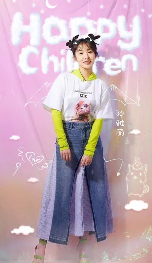 孙雅丽白色连衣裙甜美活动照图片_3