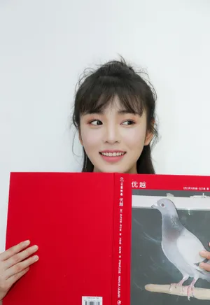 孙雅丽白色连衣裙甜美活动照图片_4