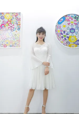 孙雅丽白色连衣裙甜美活动照图片_5