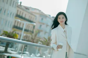 景甜小清新街拍写真图片
