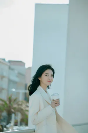 景甜小清新街拍写真图片