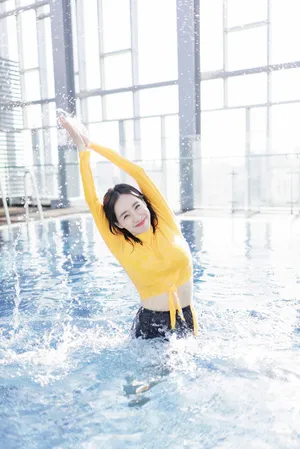 王智泳池性感写真图片