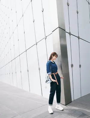 杨紫清新干练街拍图片_3