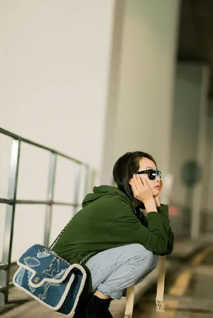 宋茜休闲率性机场写真图片