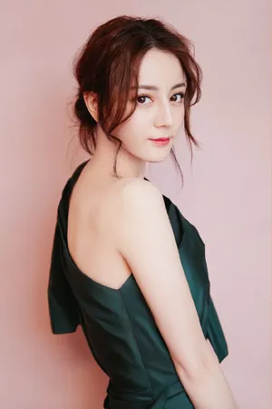 迪丽热巴明艳俏皮写真图片