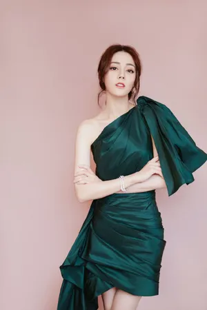 迪丽热巴明艳俏皮写真图片