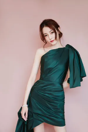 迪丽热巴明艳俏皮写真图片_4