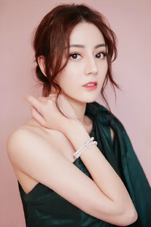 迪丽热巴明艳俏皮写真图片_5