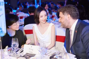 佟丽娅优雅白裙写真图片_6