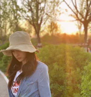 王可如甜美户外写真_4