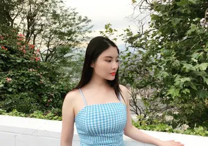 徐冬冬蓝色格子吊带裙性感图片